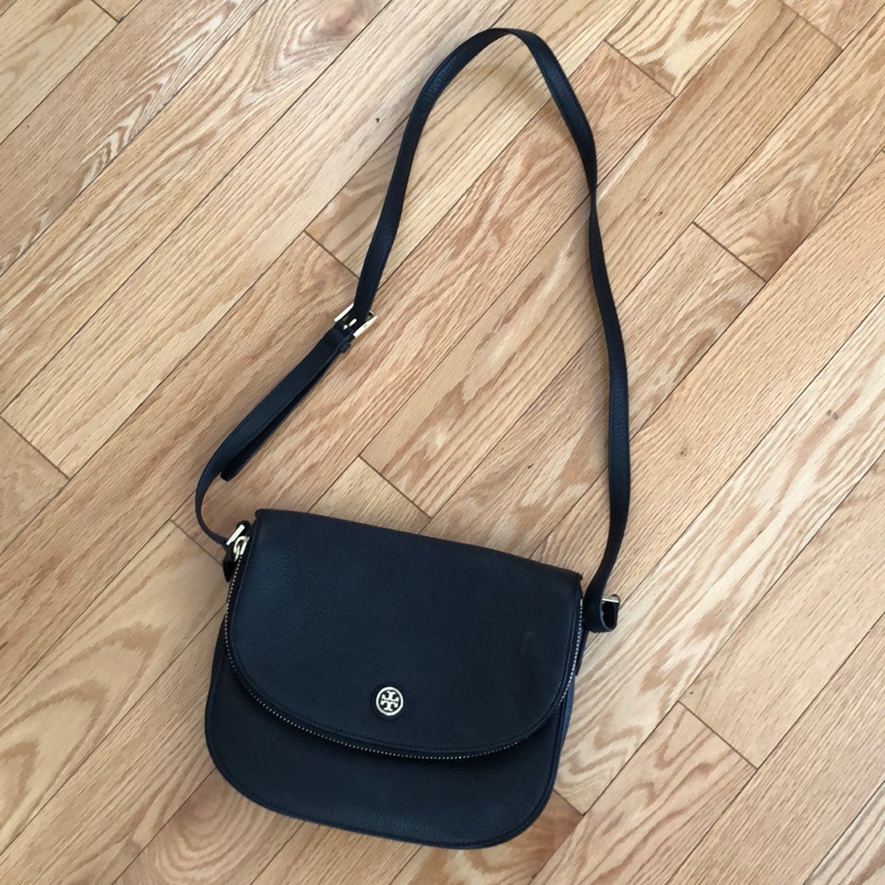 Tory Burch authentic Robinson black  crossbody. 10.5” W x 8.75 “H x 2”D.